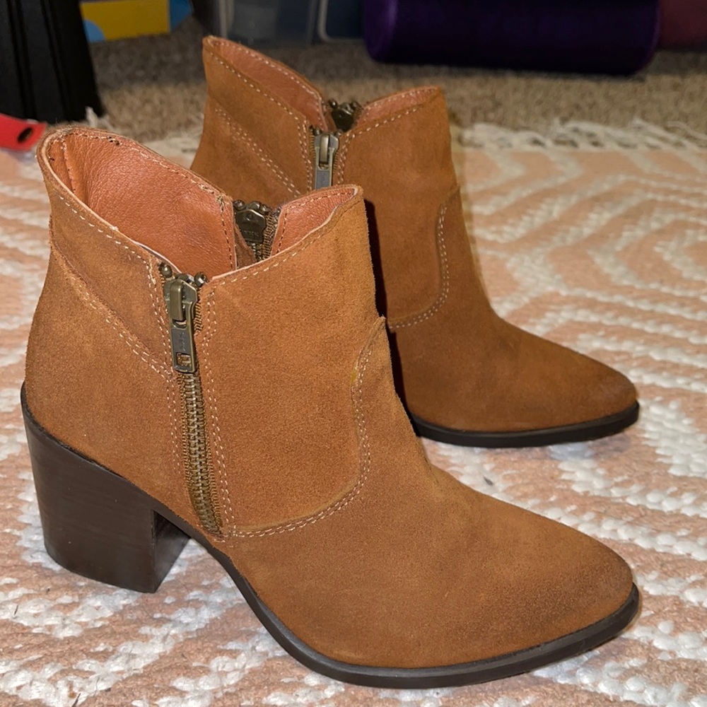Perfect condition, no flaws, wore 2 times.